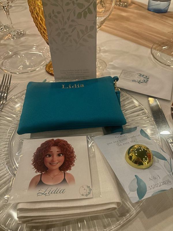Neceser e ilustración personalizada de la invitada Lidia en la boda de Jordi y Alexia