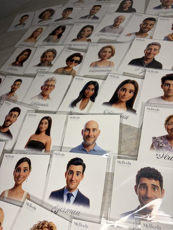 Ilustraciones personalizadas de los invitados colocadas en el suelo antes de repartirse en la boda de Paula y Cristian