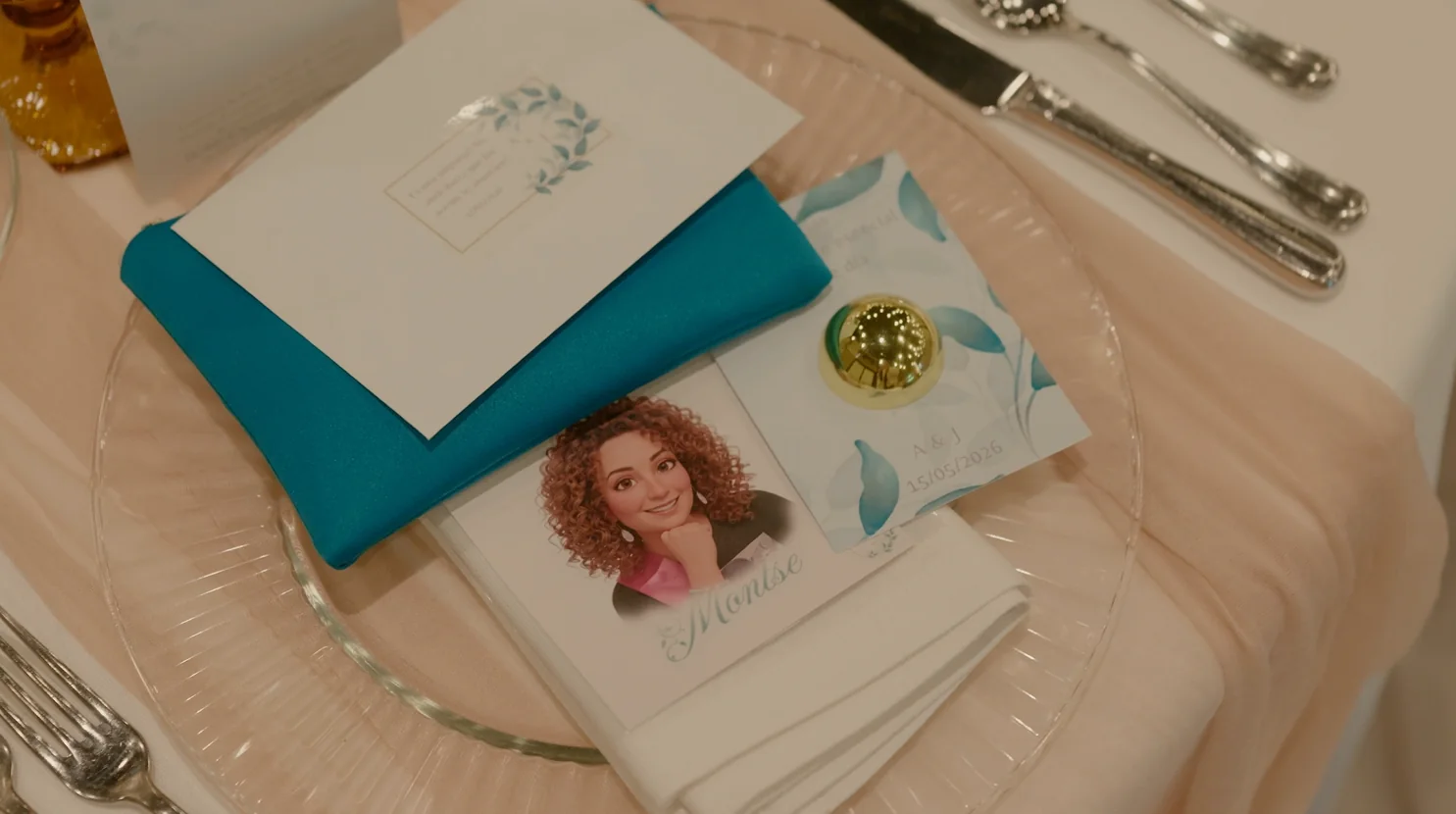 Ilustraciones personalizadas para invitados de boda colocadas en la mesa