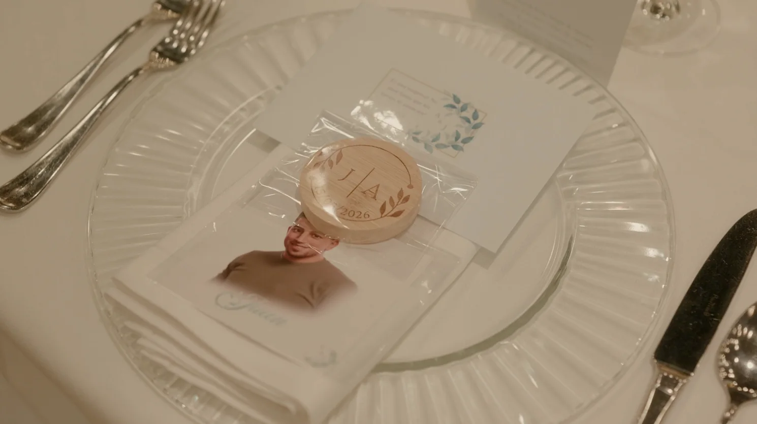Ilustración personalizada de invitado presentada en una mesa de boda