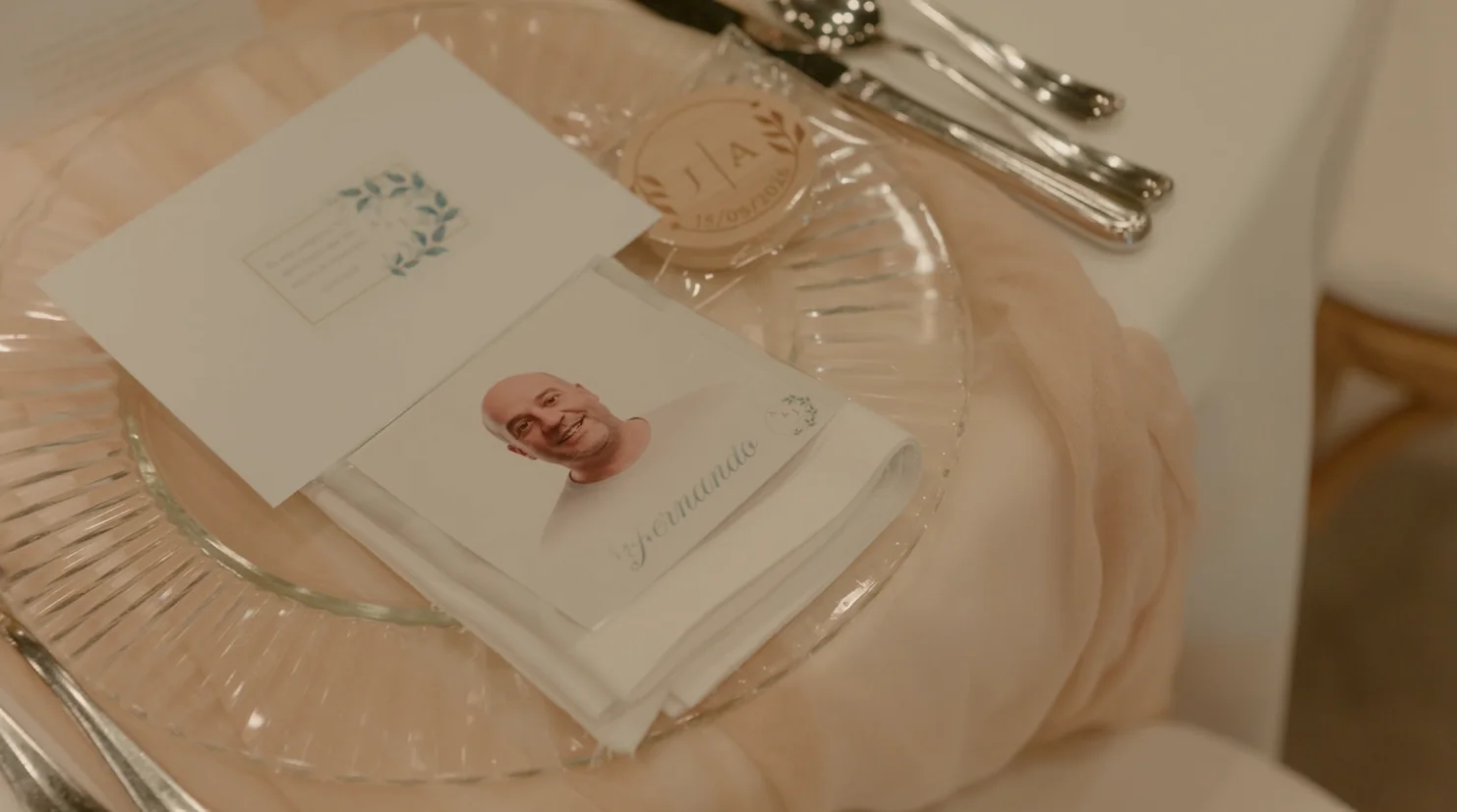 Detalle de ilustraciones personalizadas en una mesa de celebración