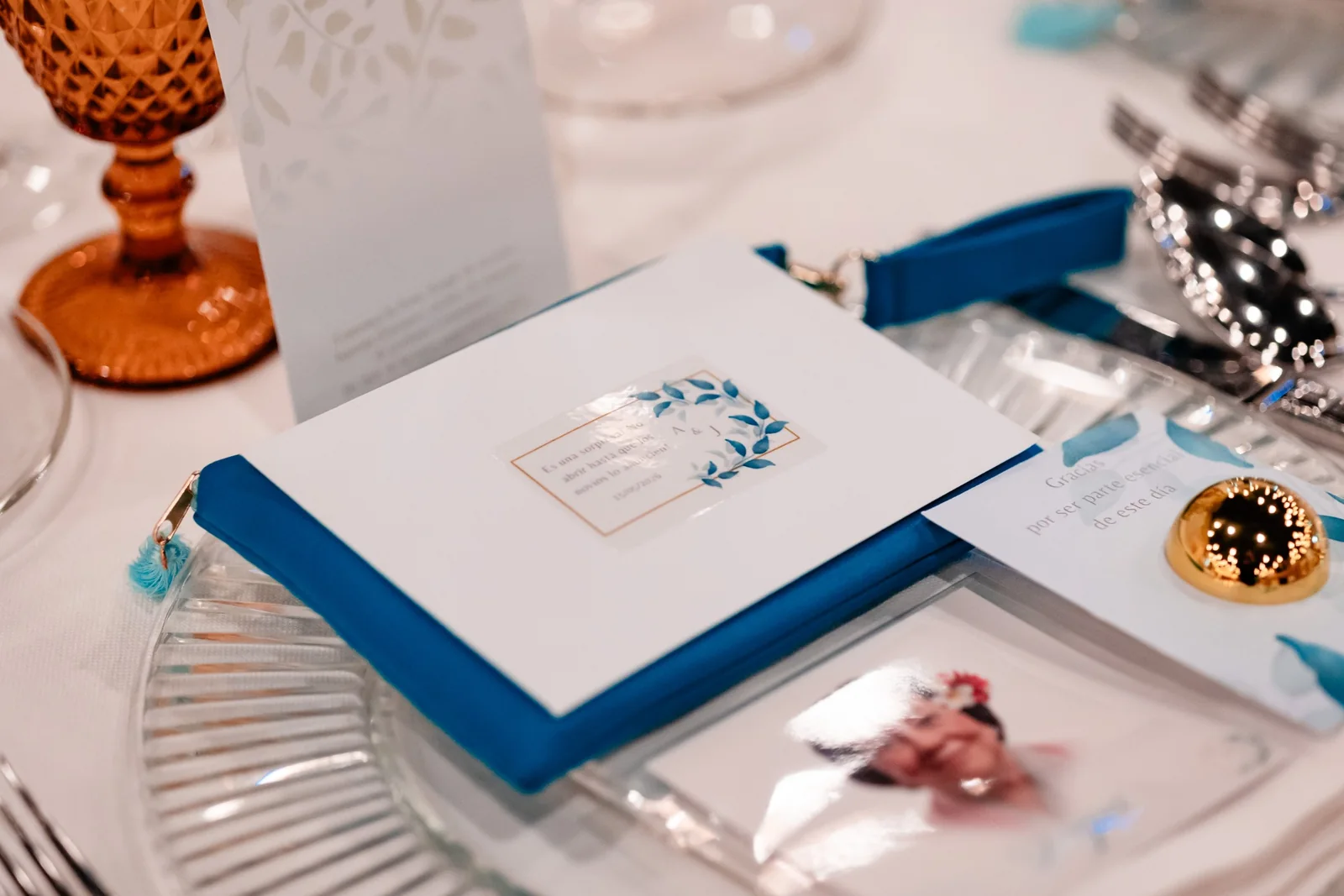 Ilustración personalizada de invitado colocada en una mesa de boda