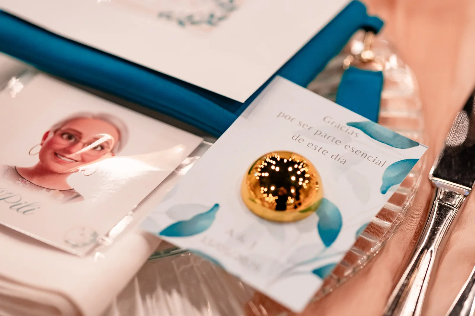 Ilustración personalizada y detalle para invitado en una mesa de boda