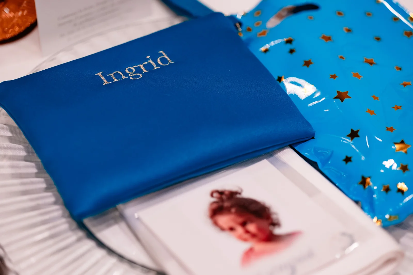 Detalle personalizado con ilustración para invitados de boda sobre la mesa