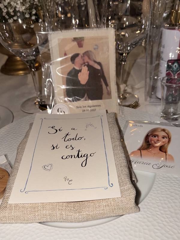 Ilustración personalizada de la invitada María José colocada en la mesa de la boda